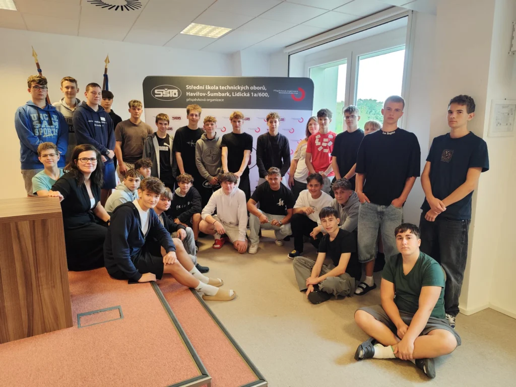 Skupina žáků pózuje na schodišti při adaptačním programu