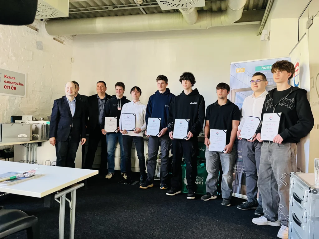 Žáci s diplomy po Olympiádě ve čtenářské gramotnosti