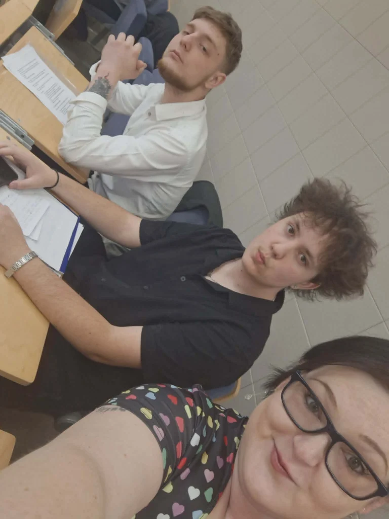 Žáci při soutěži SOC ve školní třídě