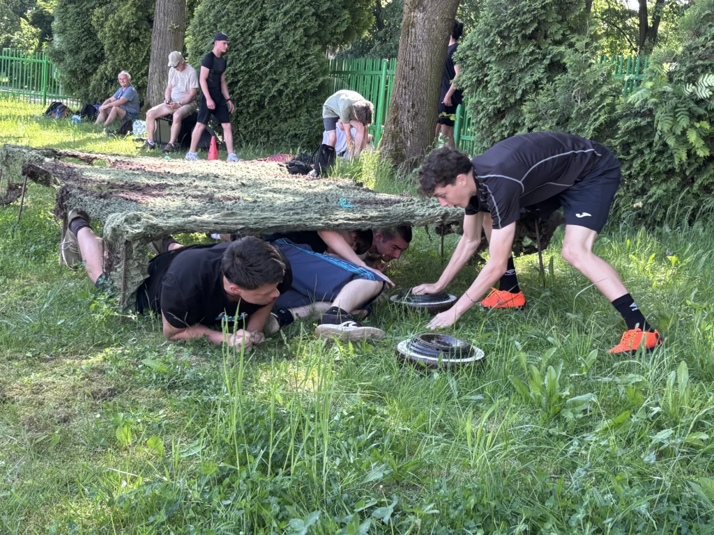 Žáci překonávají překážku pod sítí na soutěži Wolfram